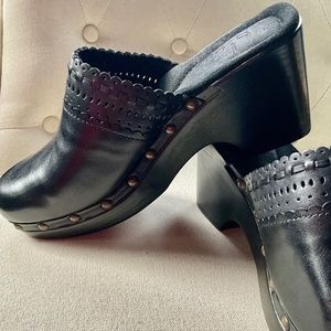 White Mountain black detailed clogs in 7.5 W